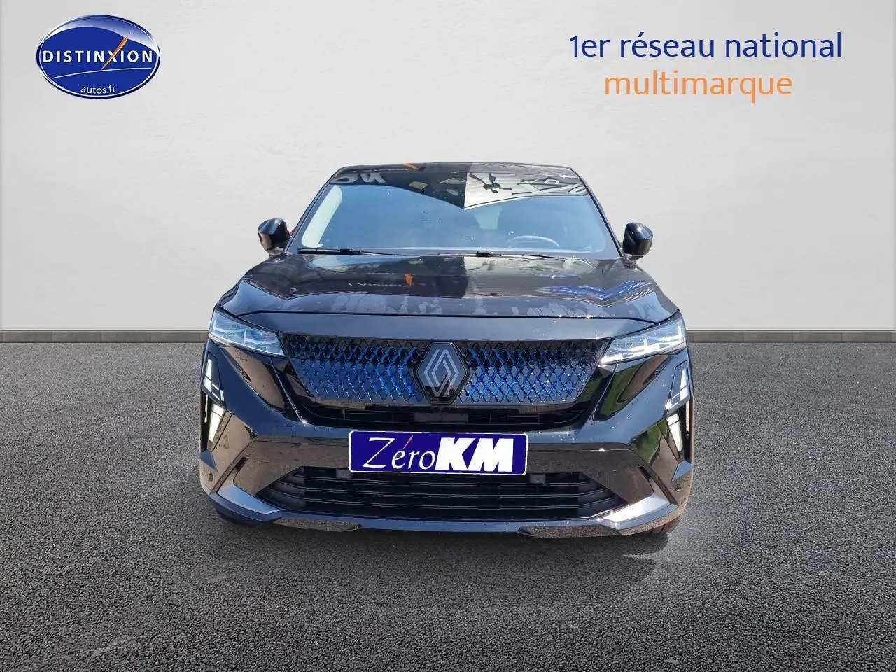 Vue frontale d'une Renault Rafale noire étoile avec calandre moderne et phares LED allumés.