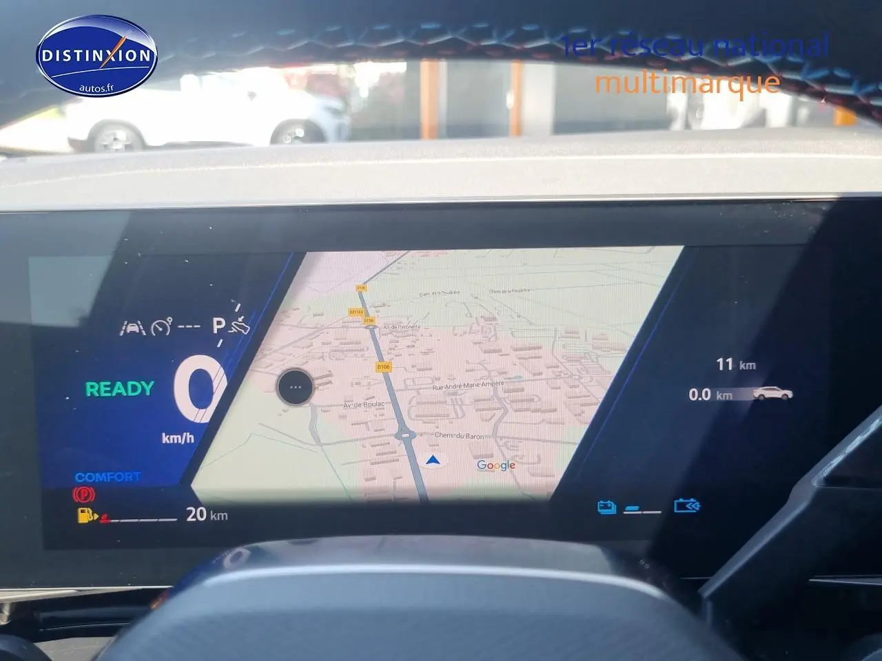 Tableau de bord numérique du Renault Rafale noir étoile 2025 affichant navigation GPS et informations de conduite.