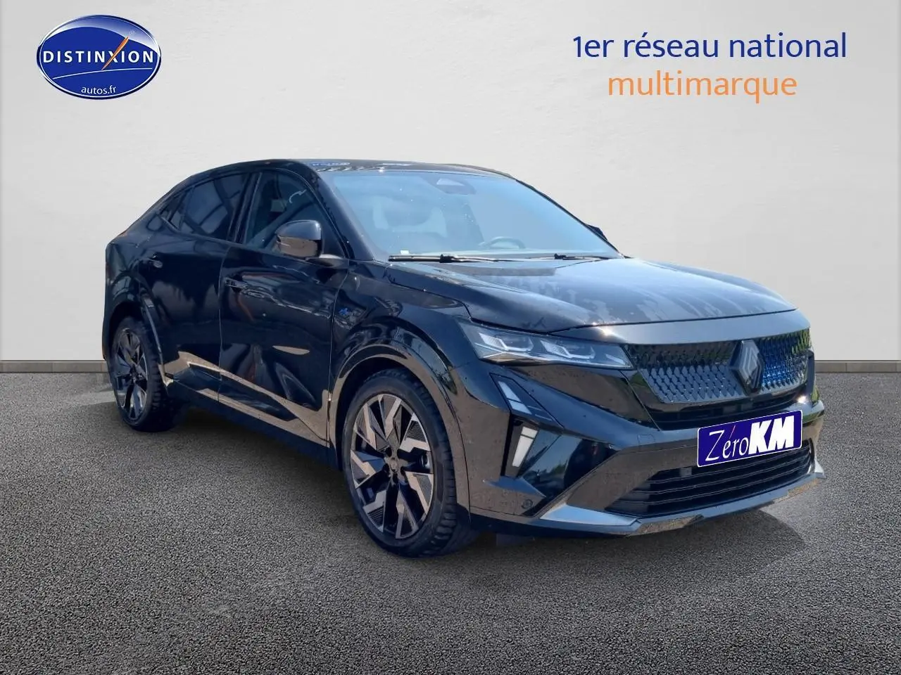 Renault Rafale noir étoile en 3/4 avant droit, mettant en valeur ses phares LED et jantes alu distinctives.