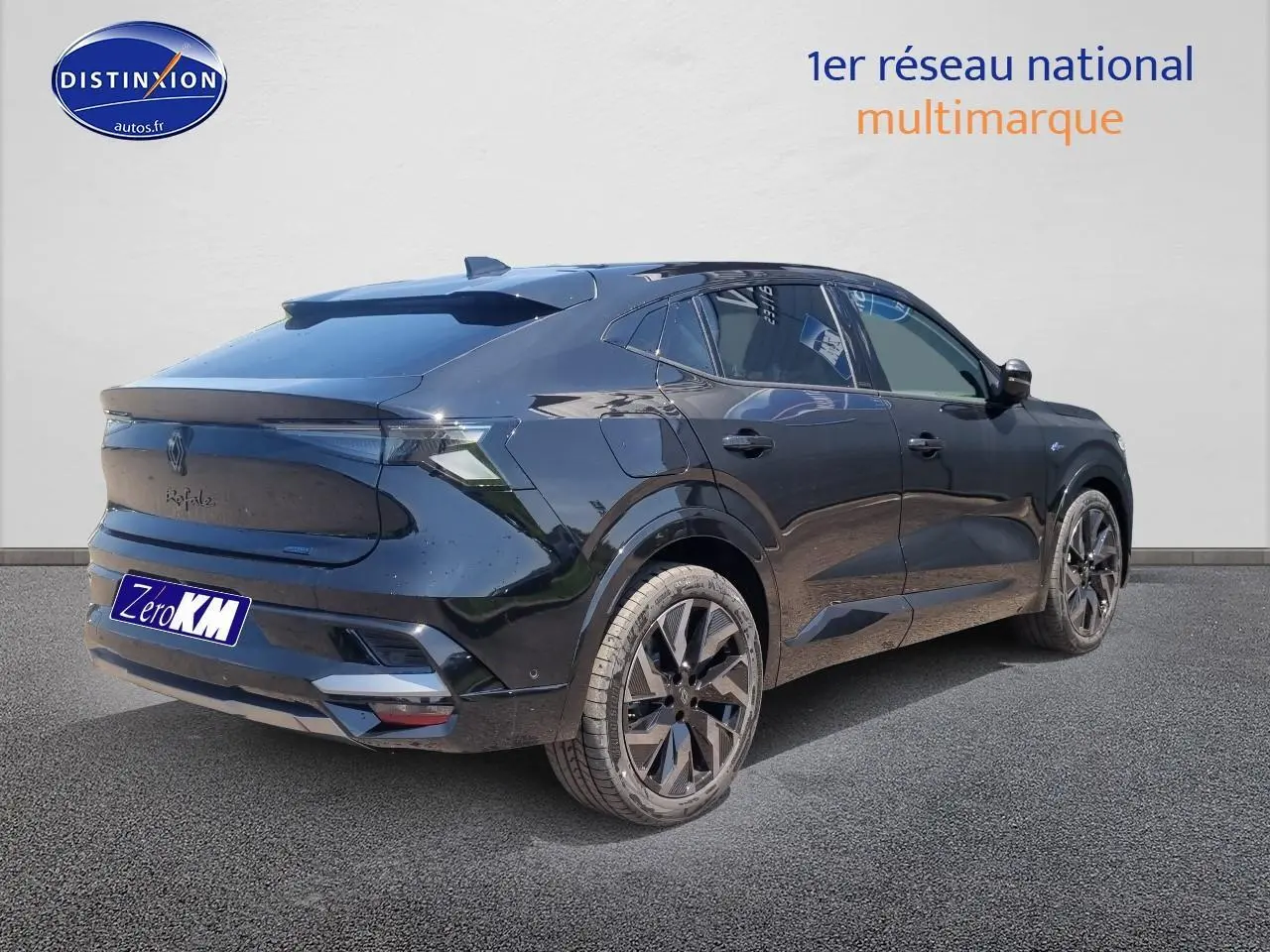 Vue 3/4 arrière droite du Renault Rafale noir étoile avec jantes alu et feux arrière LED intégrés au hayon.