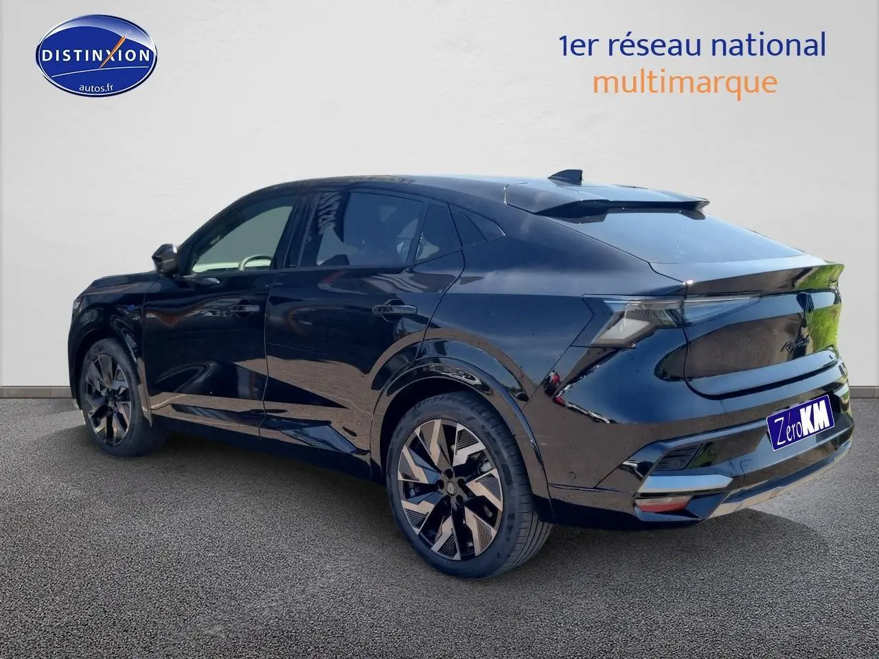 Vue 3/4 arrière droite du Renault Rafale noir étoile avec jantes alu et becquet arrière distinctif.