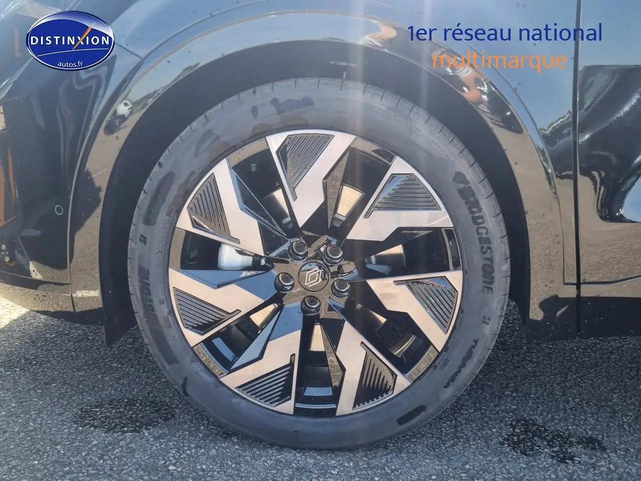 Gros plan sur la jante alu noire et argentée du côté gauche d'un Renault Rafale noir étoile 2025 hybride.