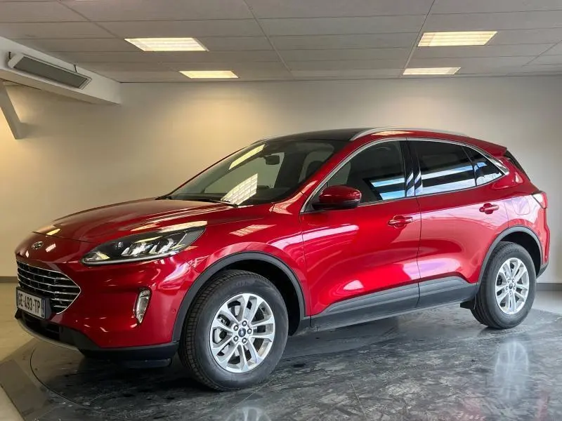 Vue 3/4 avant droite du Ford Kuga 2022 en rouge Premium Lucid avec toit panoramique et vitres arrière surteintées.