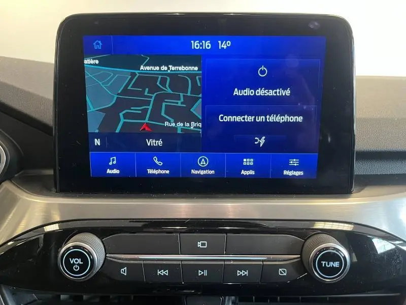 Écran tactile central avec navigation et commandes audio du Ford Kuga 2022, intérieur noir moderne