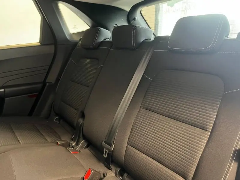 Banquette arrière noire avec appuie-têtes et ceintures visibles, intérieur du Ford Kuga 2022 côté droit.