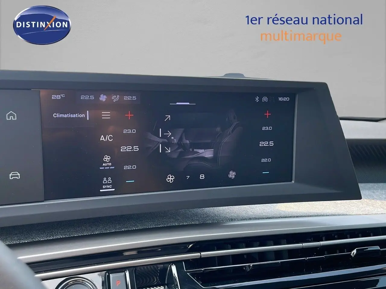 Tableau de bord numérique du Peugeot 3008 Hybrid 2025 affichant la climatisation et les réglages intérieurs.