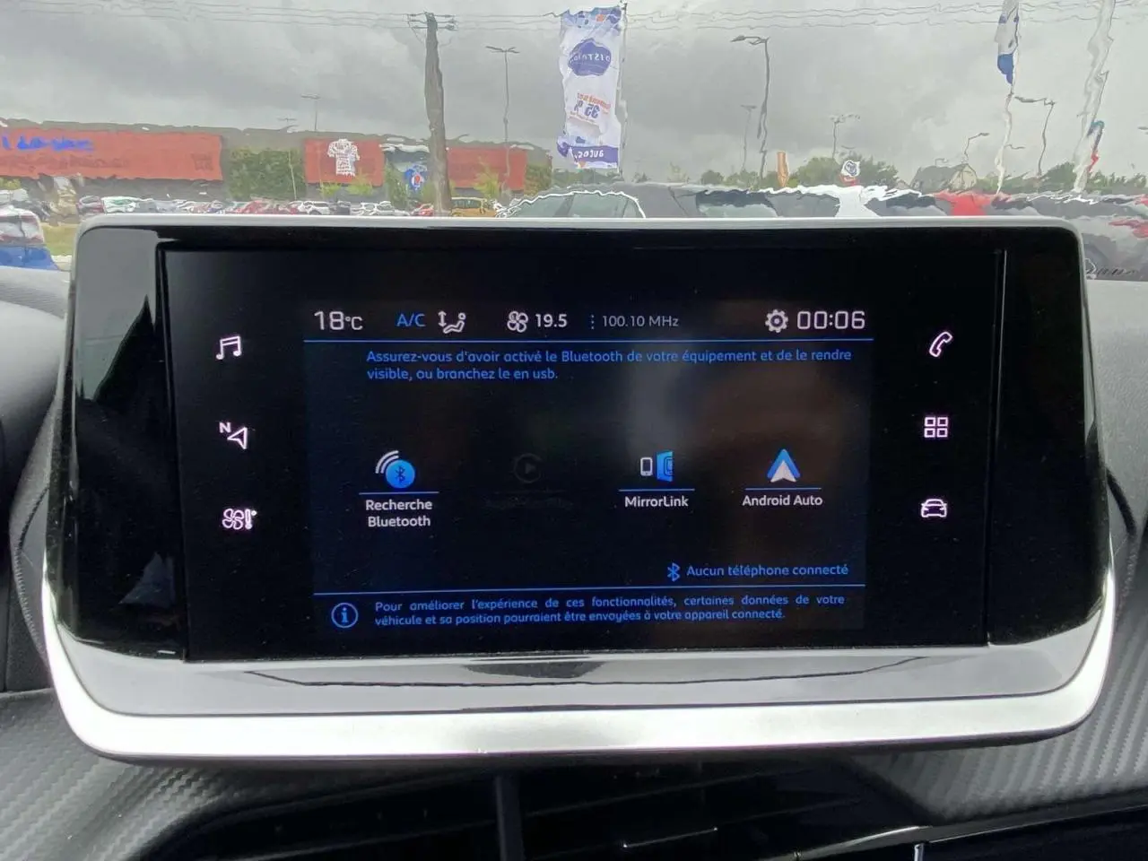 Écran tactile central de la Peugeot 208 2023 affichant les options Bluetooth, MirrorLink et Android Auto.
