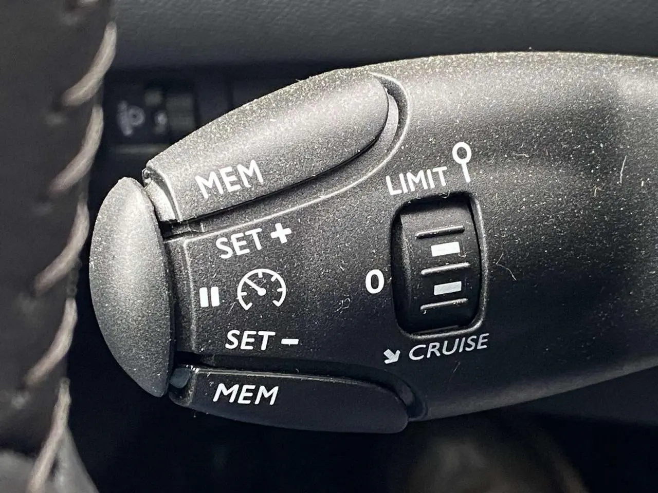 Gros plan sur la commande de régulateur de vitesse de la Peugeot 208 2023, finition Allure.