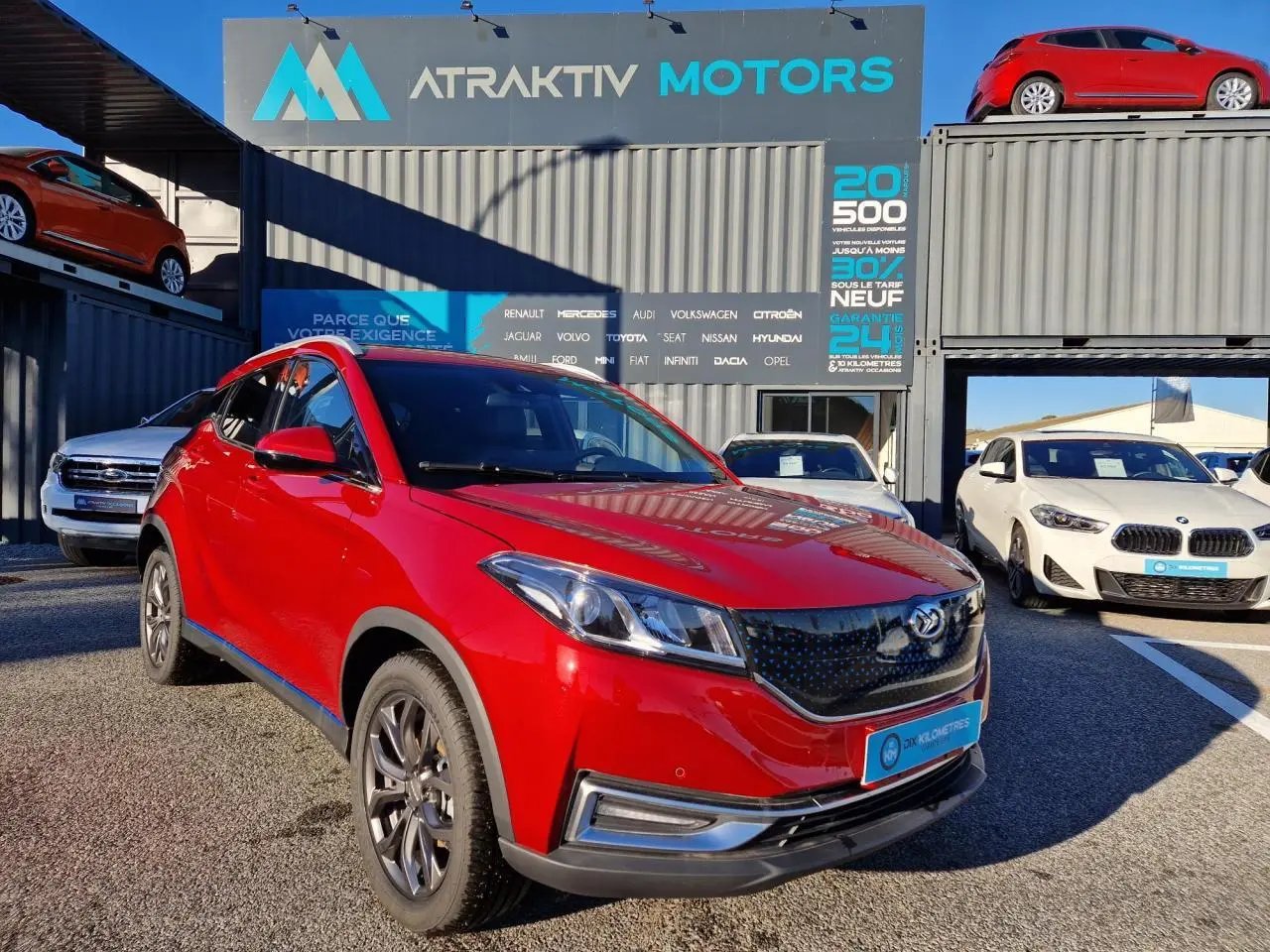 Vue 3/4 avant du SUV électrique SERES 3 Luxury en rouge carmin, avec calandre noire et jantes foncées.
