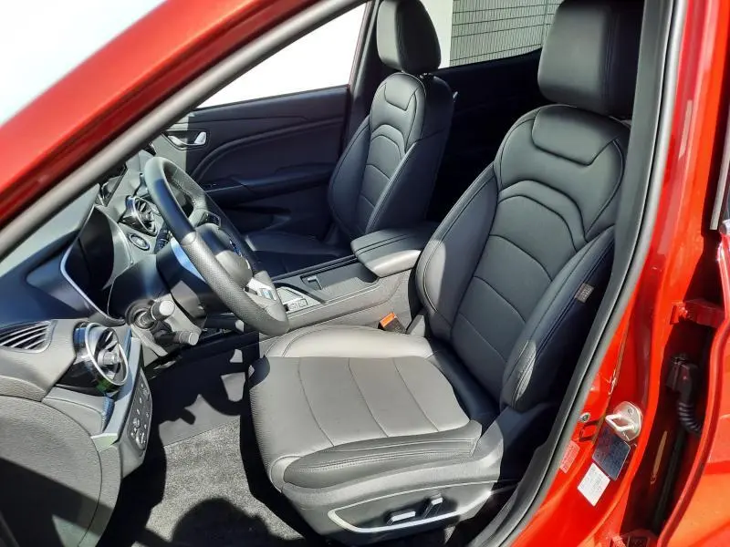 Intérieur du SERES 3 Luxury rouge carmin, vue côté conducteur montrant sièges en similicuir noirs et tableau de bord moderne.