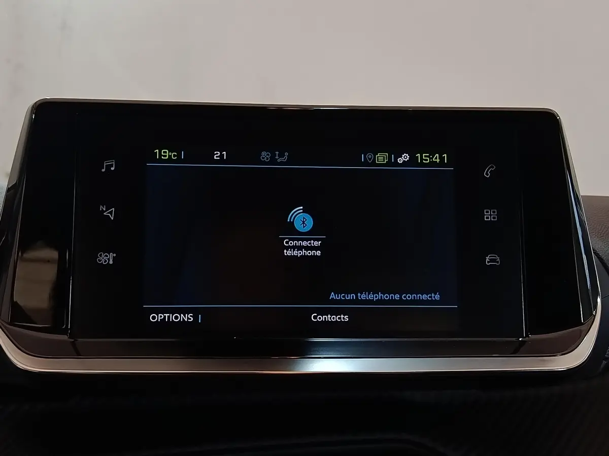 Écran tactile central noir de la Peugeot 208 électrique Active Business, affichant la connexion Bluetooth téléphone.