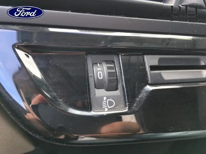 Gros plan sur le réglage d'inclinaison des phares dans l'habitacle du Citroën C4 Picasso gris Shark de 2016