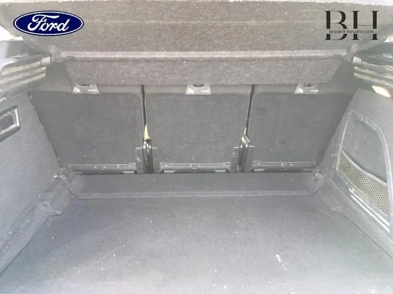 Coffre spacieux de Citroën C4 Picasso gris Shark, montrant les trois sièges arrière individuels rabattus.