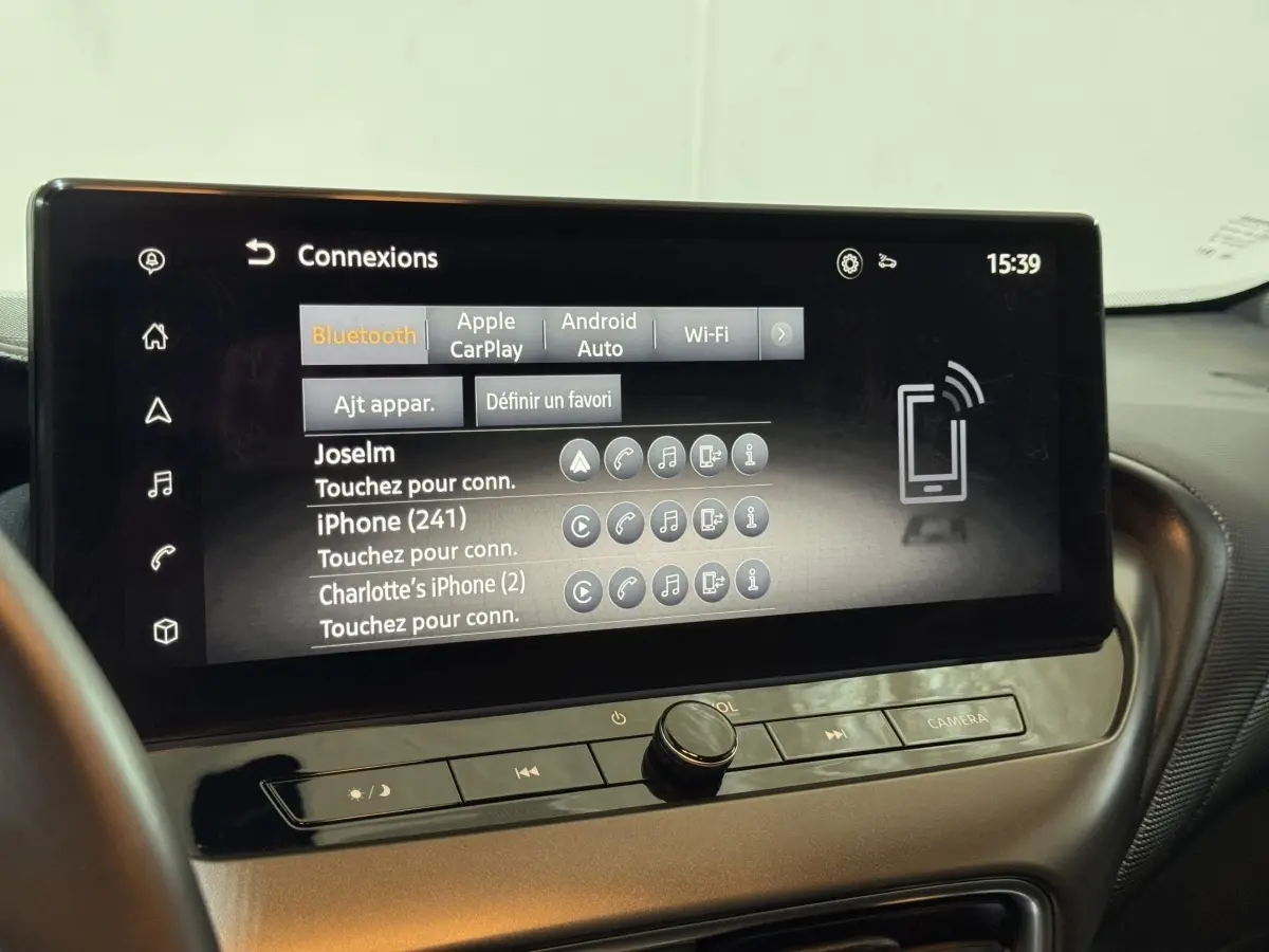 Écran tactile central affichant les connexions Bluetooth et Apple CarPlay dans le Nissan Juke 2025.
