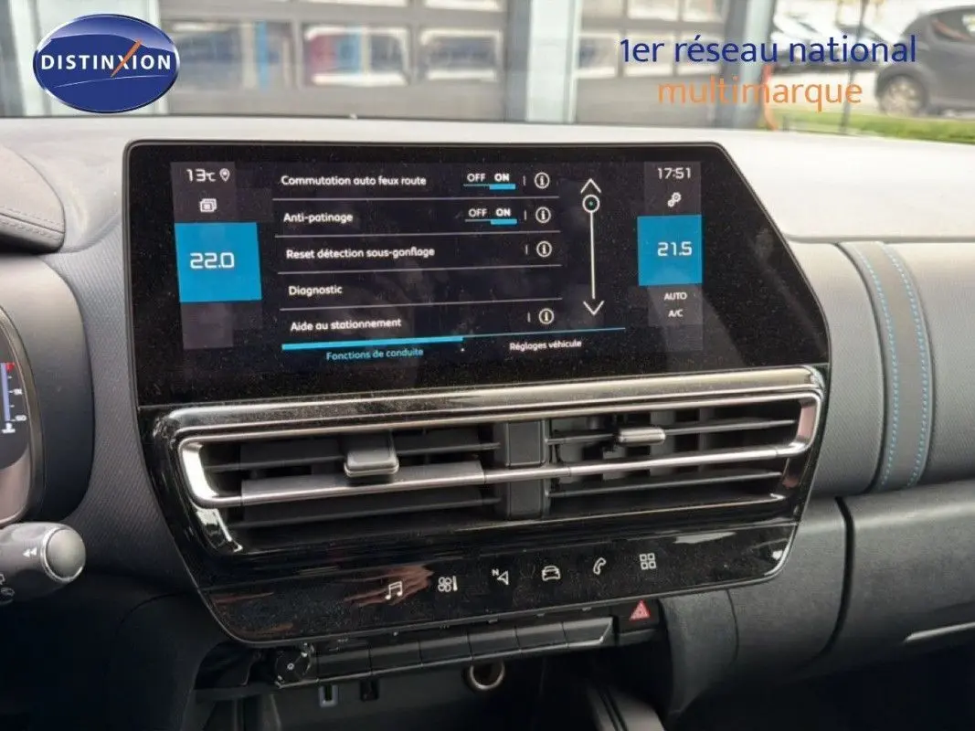 Tableau de bord de Citroën C5 Aircross Hybrid 145 e-DSC6 Max avec écran tactile et commandes de climatisation, vue intérieure avant.