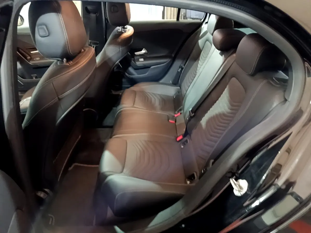 Vue intérieure côté droit sur la banquette arrière noire en cuir de la Mercedes Classe A 250 e Business Line 2020.