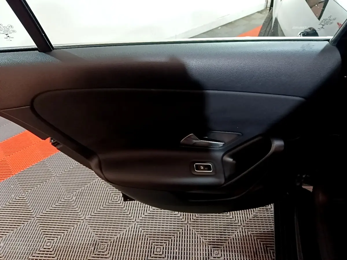Vue intérieure du panneau de porte arrière droite noir de la Mercedes Classe A 250 e Business Line 2020.