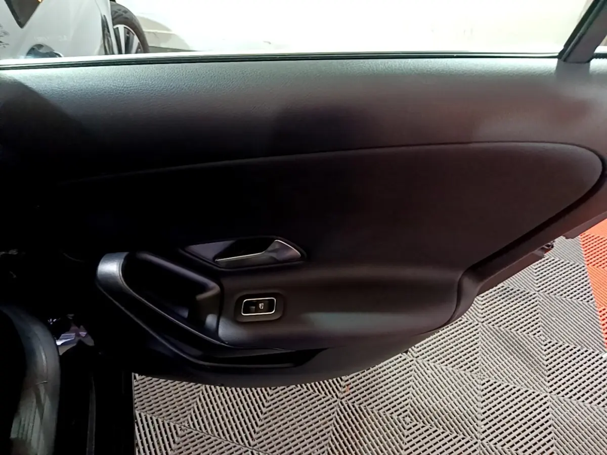 Vue intérieure du panneau de porte côté droit noir de la Mercedes Classe A A 250 e Business Line 2020.