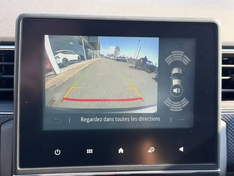 Écran de caméra de recul du Renault Arkana 2025 montrant l'arrière en gris métallique avec lignes de guidage colorées.