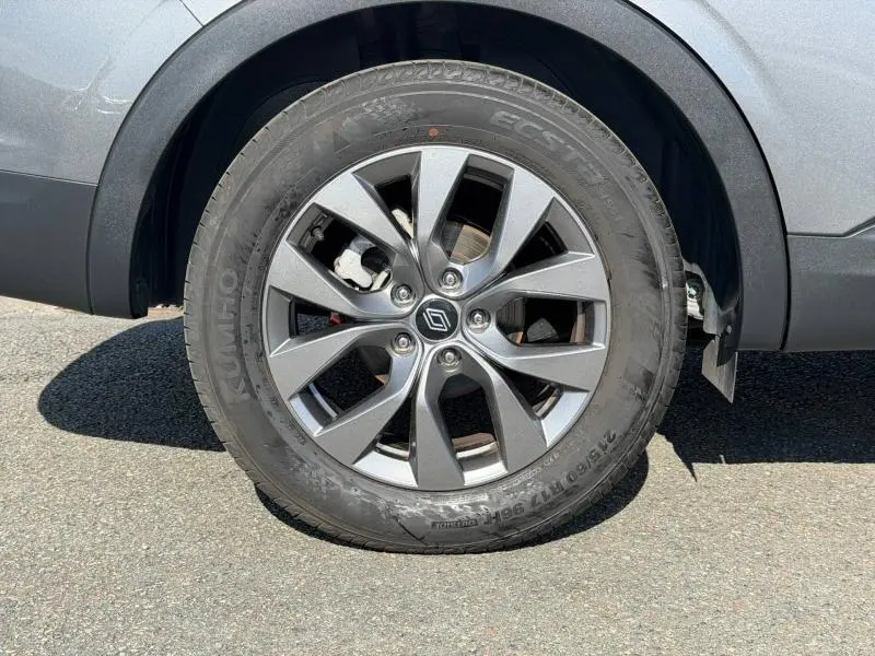 Gros plan sur la roue arrière droite d’un Renault Arkana gris métallisé 2025, soulignant l’architecture du passage de roue.