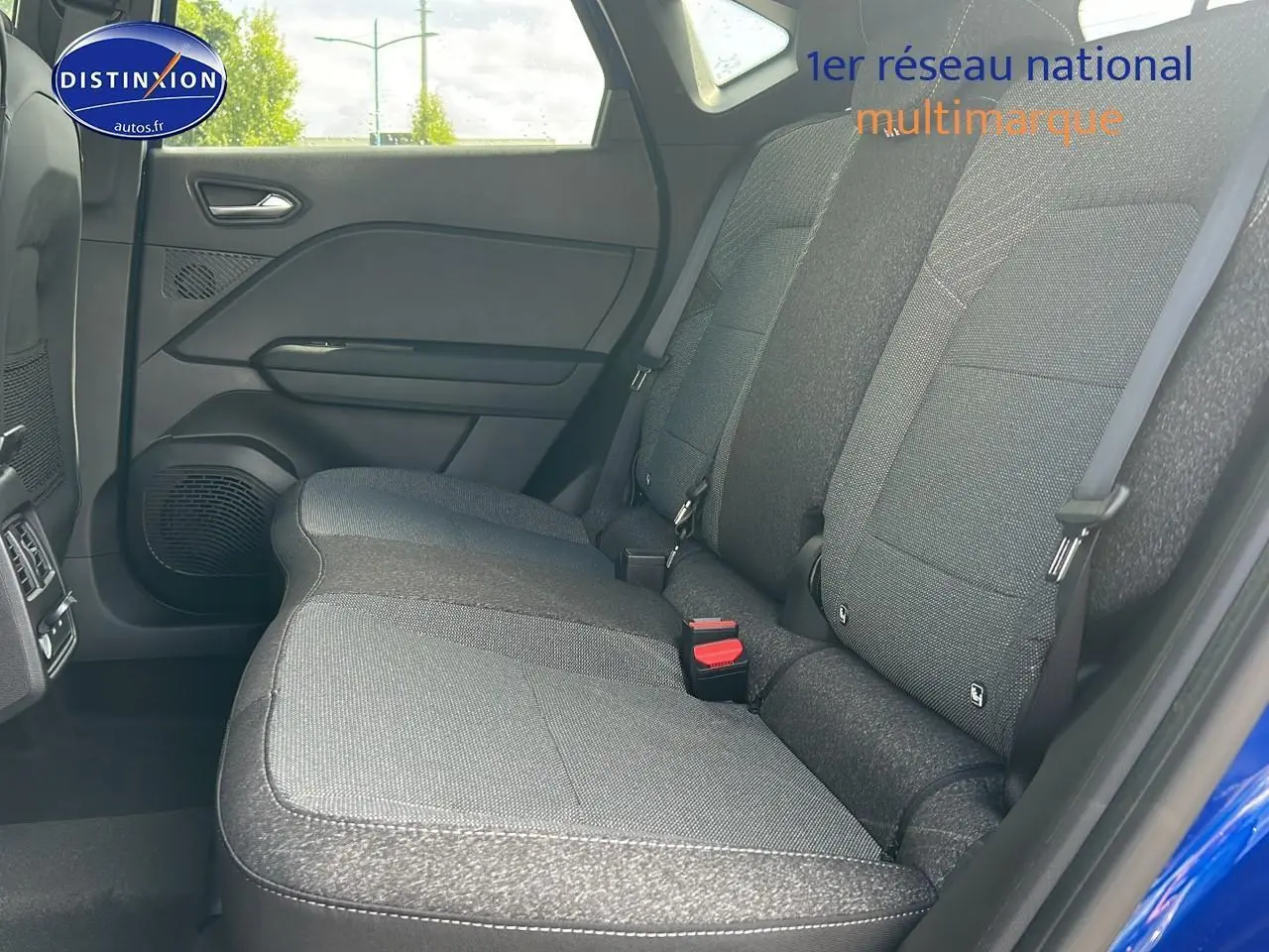 Banquette arrière grise vue côté gauche du Renault Captur Bleu Iron 2025, avec ceinture de sécurité et porte ouverte.
