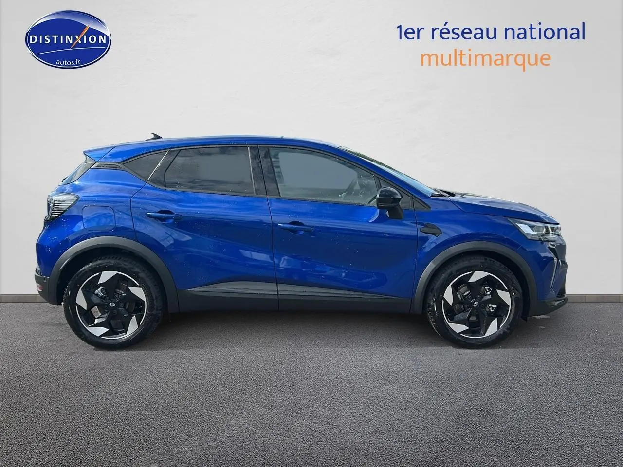 Profil droit du Renault Captur 1.6 e-tech hybride 145 Techno en bleu iron avec jantes alu et vitres teintées.