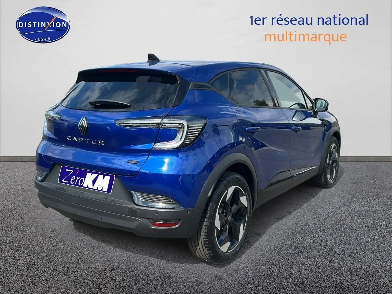 Vue 3/4 arrière droite du Renault Captur bleu iron 2025 avec jantes alu et vitres teintées.