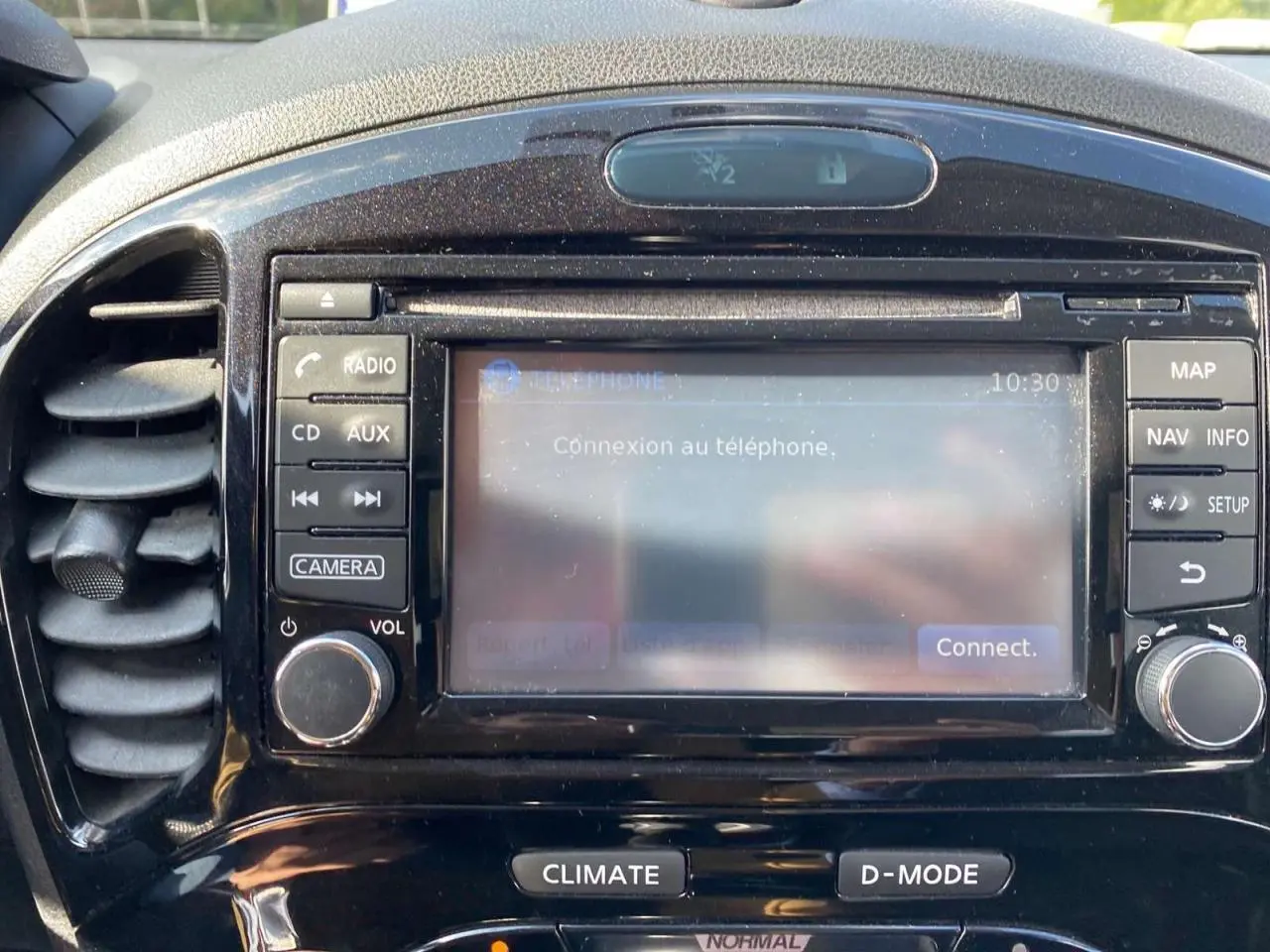 Détail de la console centrale noire du Nissan Juke Business Edition 2017 avec écran tactile et commandes multimédia.