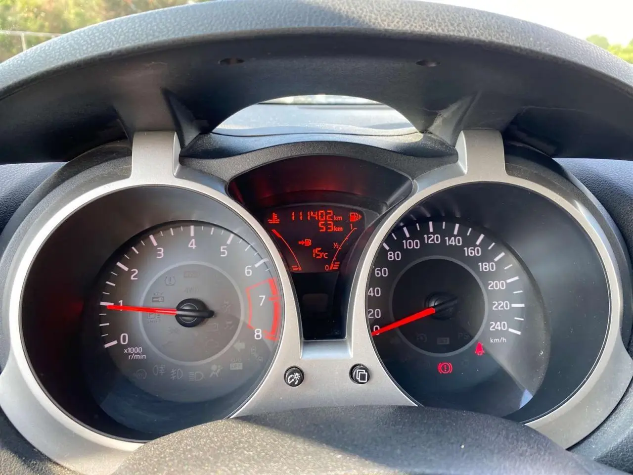 Tableau de bord du Nissan Juke blanc 2017 montrant compte-tours, compteur de vitesse et affichage digital central.