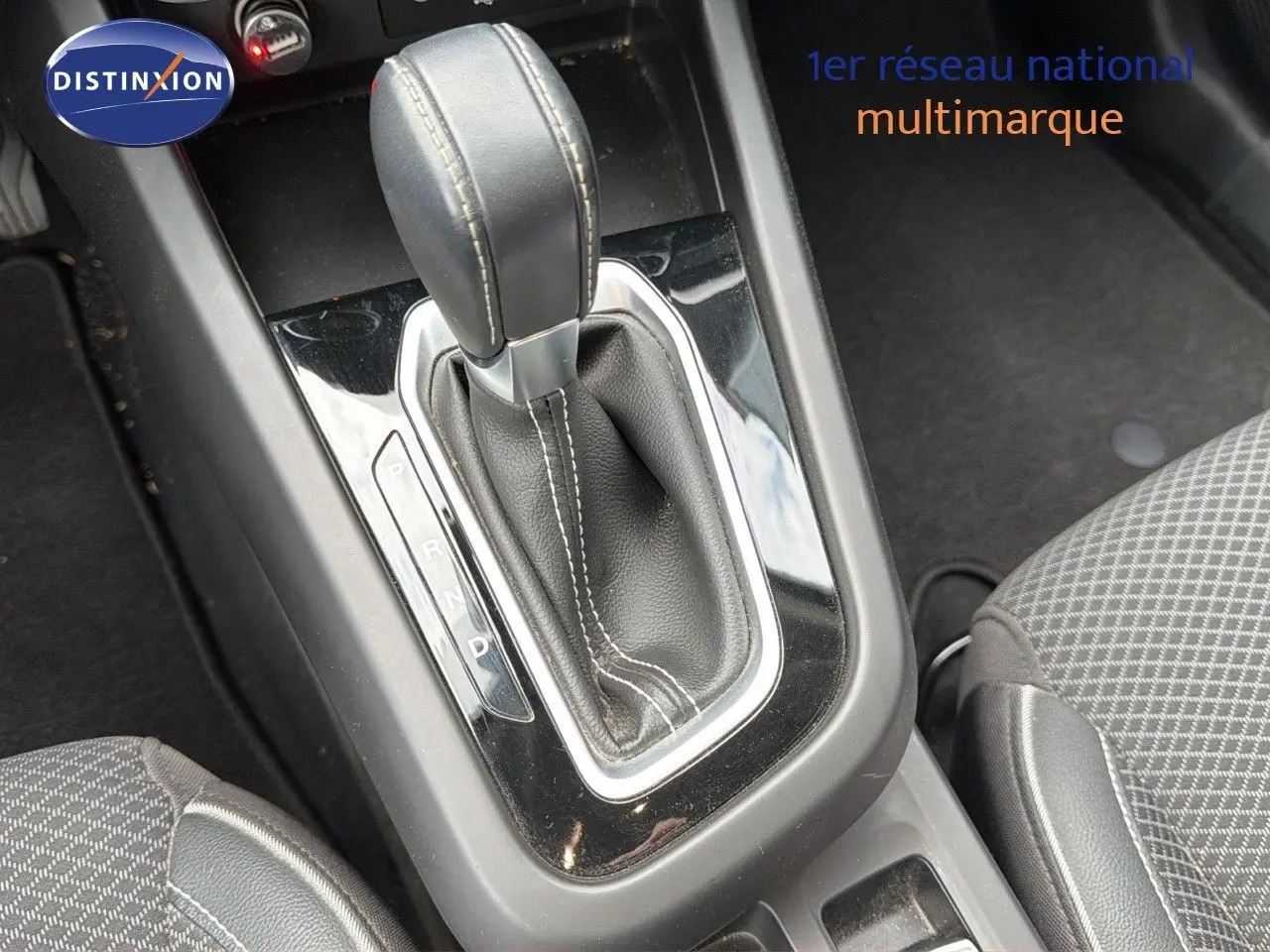 Le levier de vitesses automatique noir de la Renault Arkana 1.3 TCE 140 Intens, vue intérieure centrée.