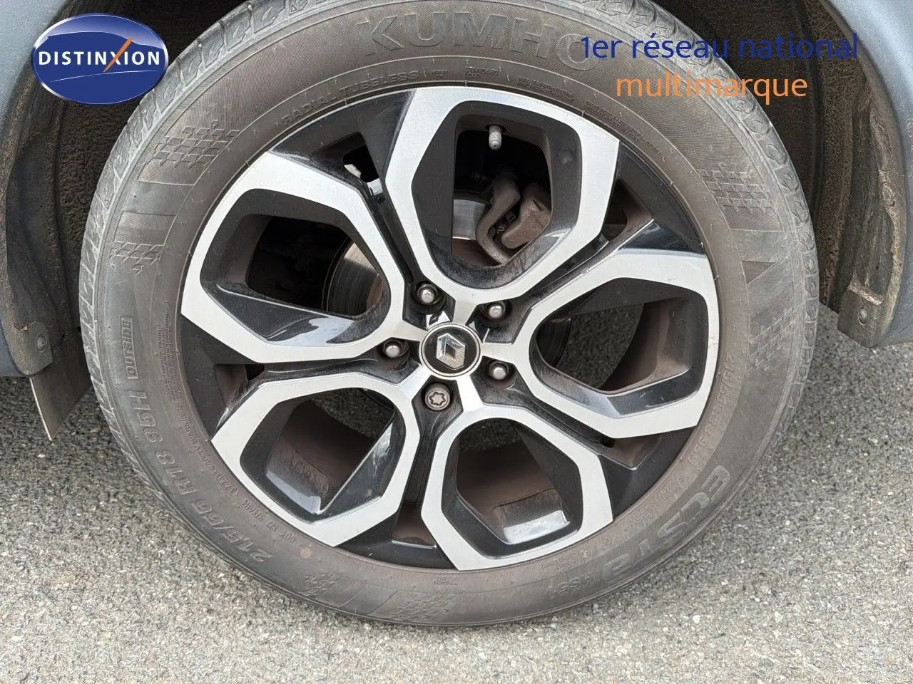 Vue rapprochée sur la roue arrière droite d'un Renault Arkana gris 2022, soulignant le pneu et l'arche de roue.