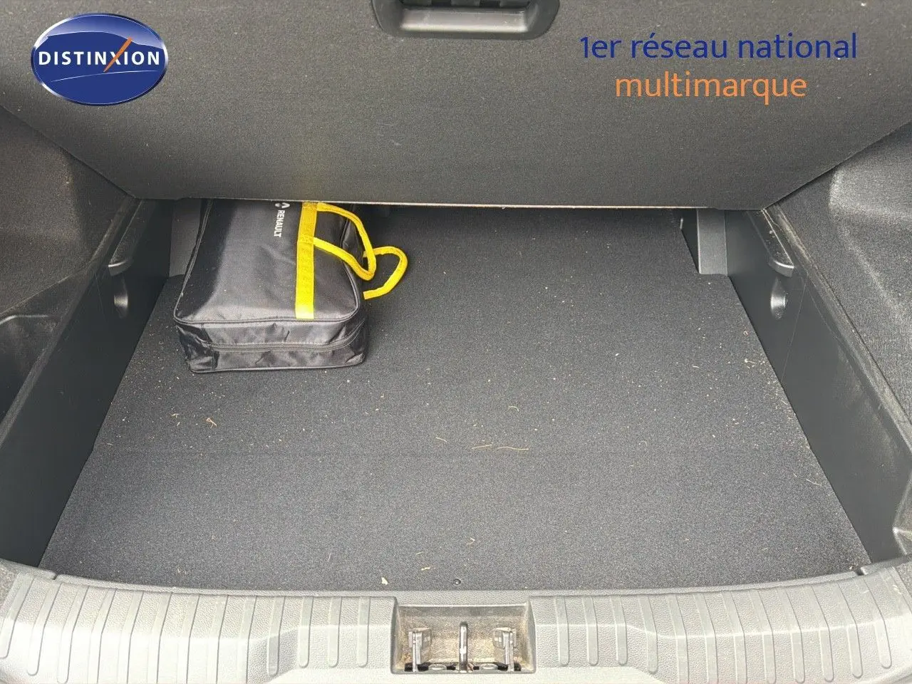 Coffre spacieux d’un Renault Arkana gris 2022, vue intérieure montrant un sac noir avec poignée jaune.