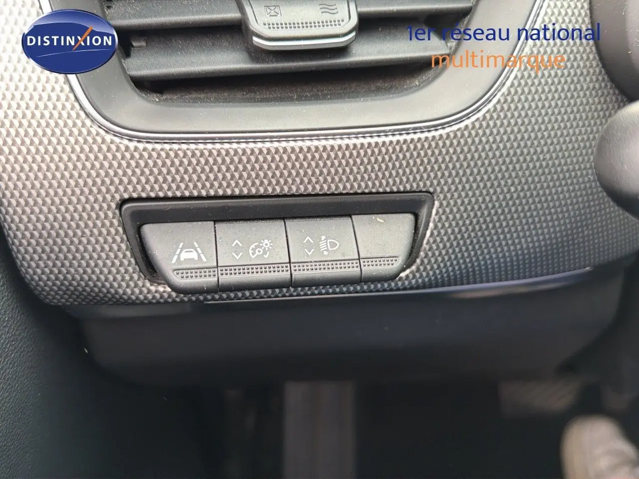 Gros plan sur les commandes d'assistance à la conduite du tableau de bord d'une Renault Arkana gris 2022.