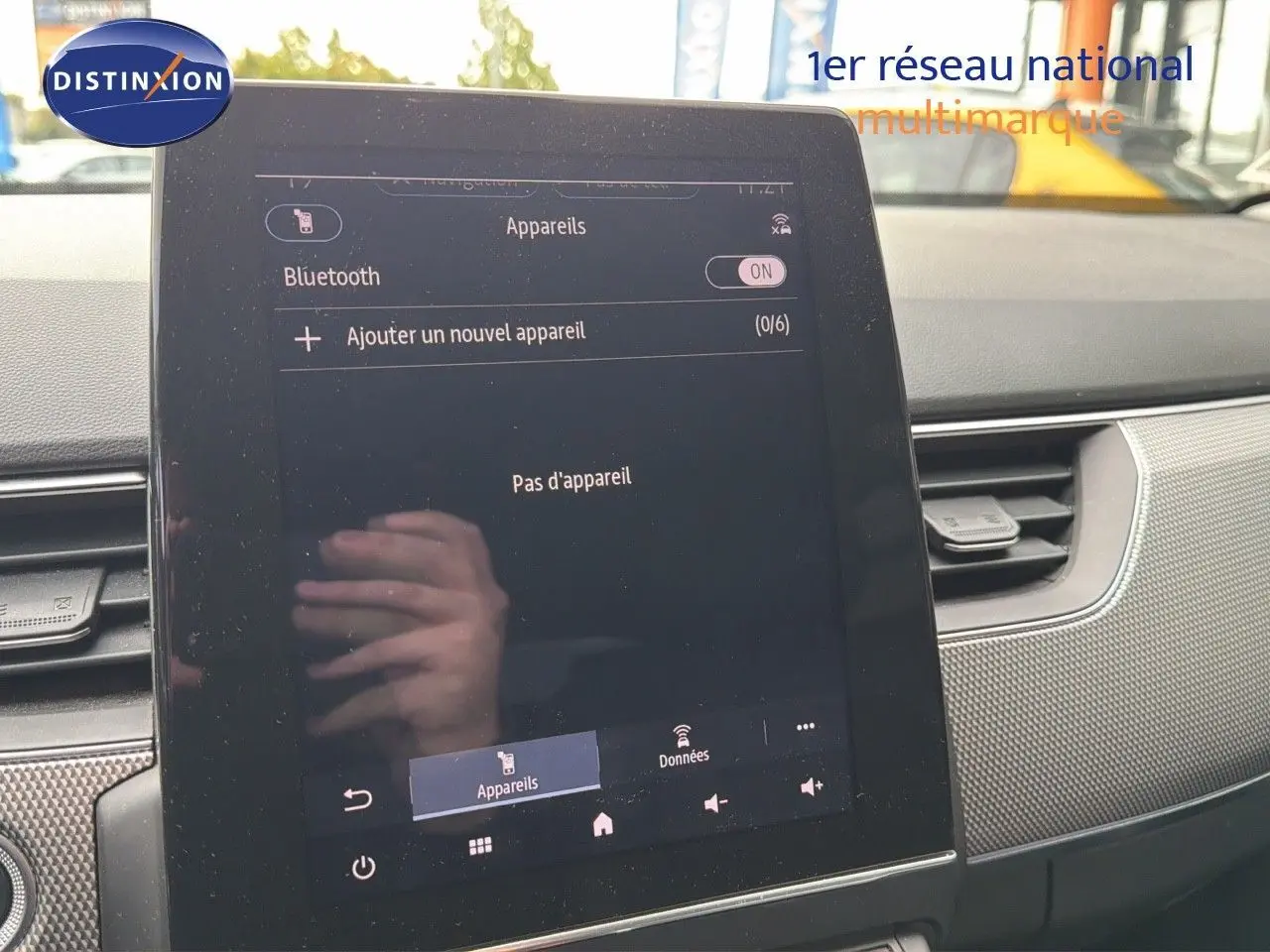 Vue intérieure centrée sur l'écran tactile du tableau de bord du Renault Arkana gris 2022, version Intens.