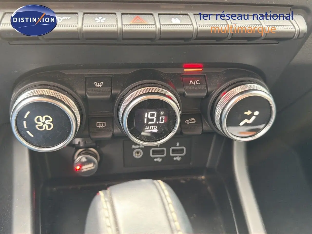 Commandes de climatisation automatique affichant 19°C et ports USB sur la console centrale d'une Renault Arkana gris 2022.