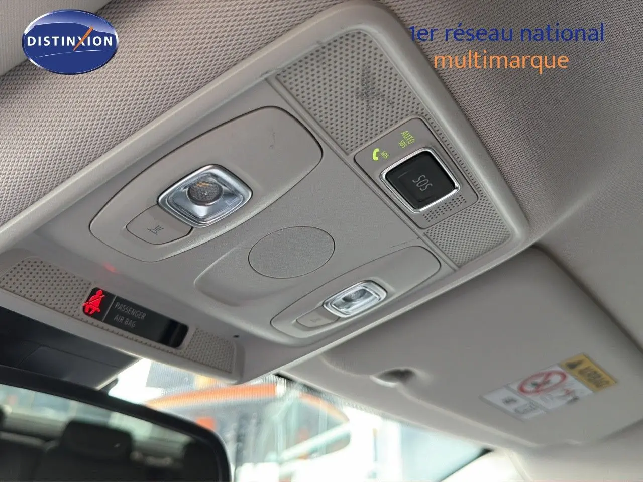 Plafonnier intérieur gris avec commandes d'éclairage et bouton SOS du Renault Arkana 2022 essence vue depuis l'avant.