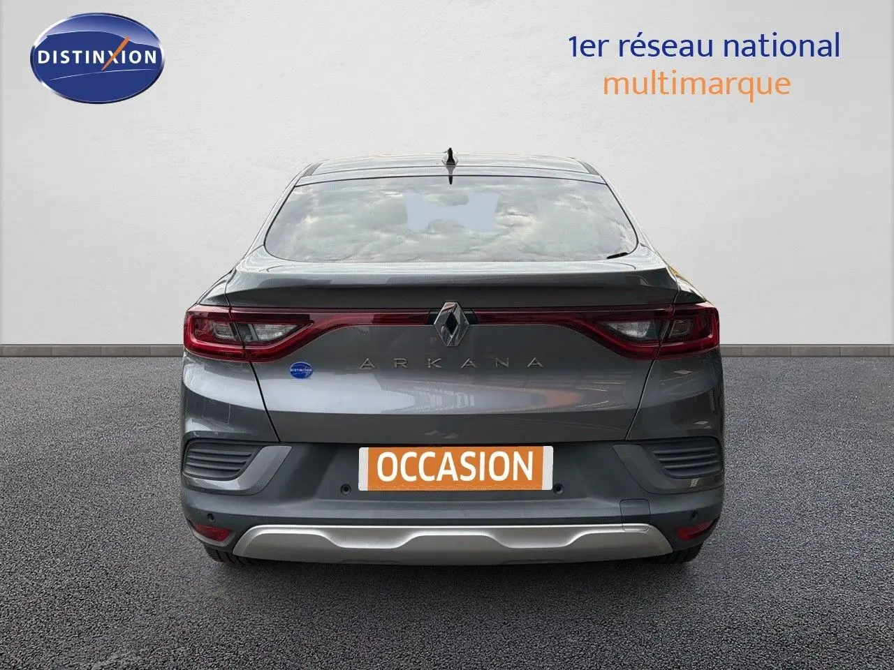 Vue arrière d'une Renault Arkana gris 2022 avec feux LED et logo distinctif sur fond neutre.