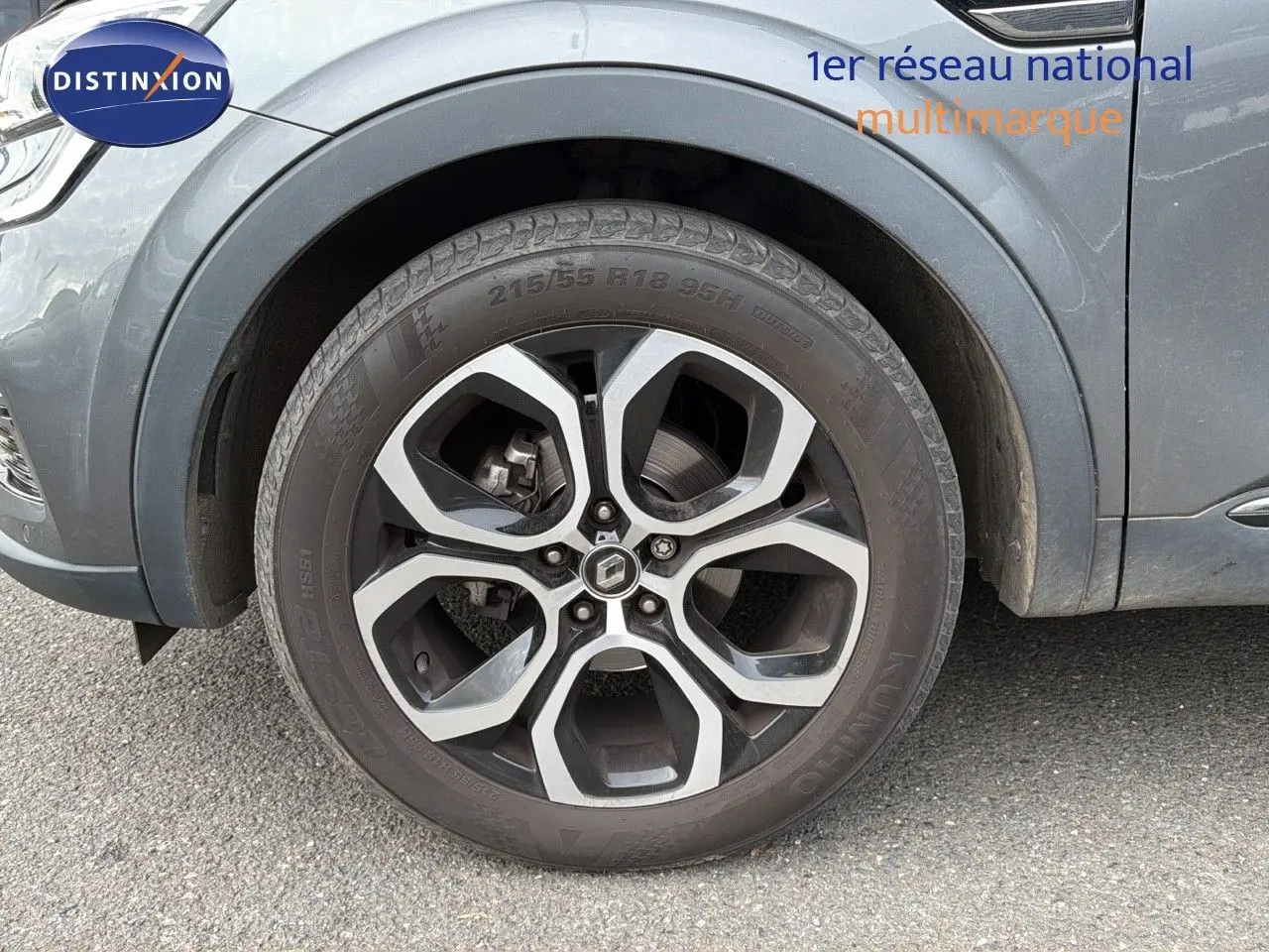 Gros plan sur la roue avant gauche gris foncé d'un Renault Arkana 2022 avec jante alliage bicolore.