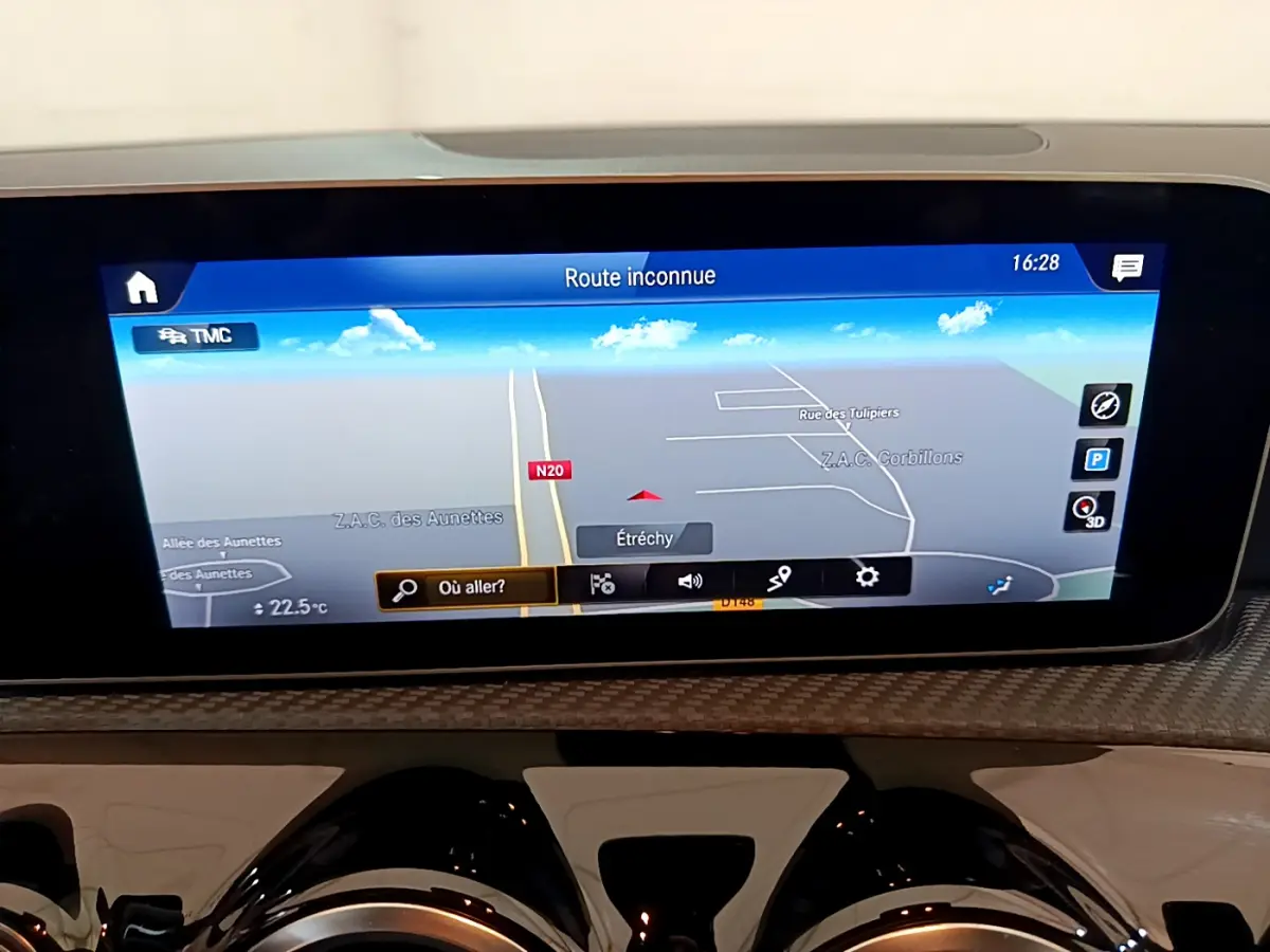 Écran tactile 10,3 pouces du système de navigation de la Mercedes Classe A gris clair, affichant une carte 3D.