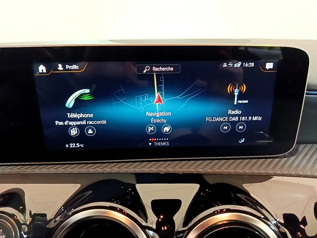 Écran tactile central du tableau de bord de la Mercedes Classe A 180 d Business Line 2020, avec navigation et radio affichées.