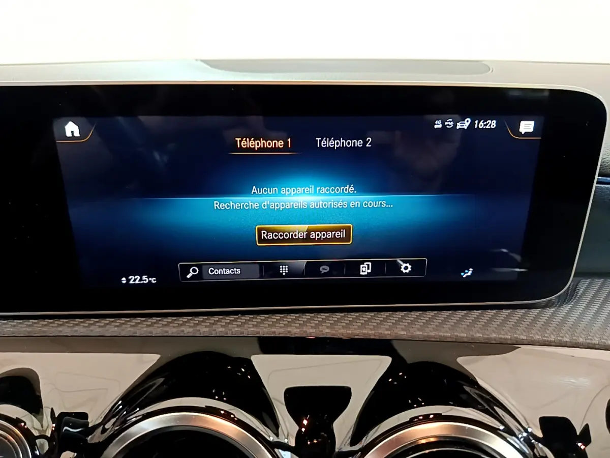 Écran tactile central affichant la connexion Bluetooth dans l’habitacle d’une Mercedes Classe A 180 d Business Line 2020.