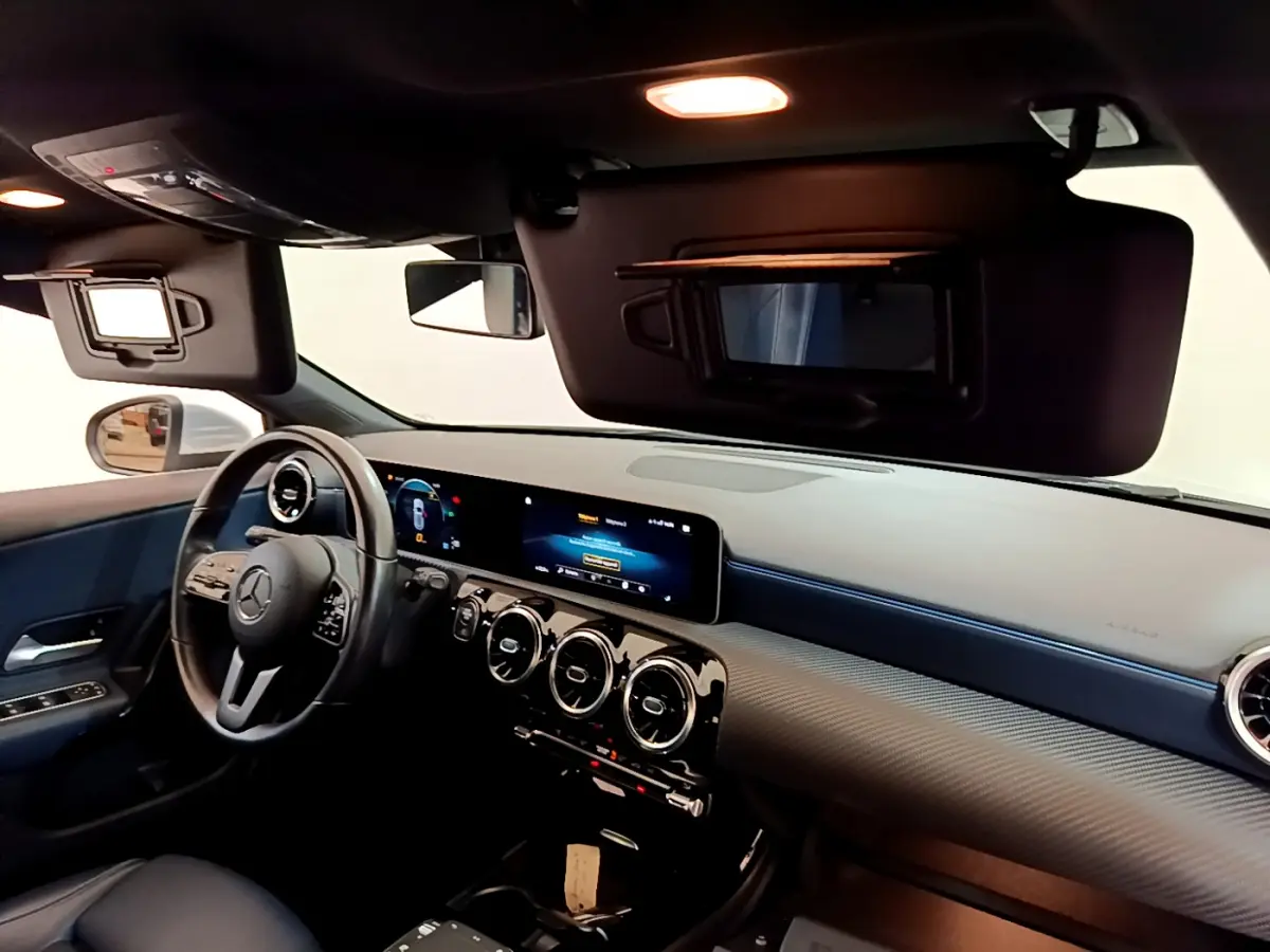 Vue intérieure côté conducteur de la Mercedes Classe A 180 d Business Line 2020, tableau de bord moderne et volant cuir.