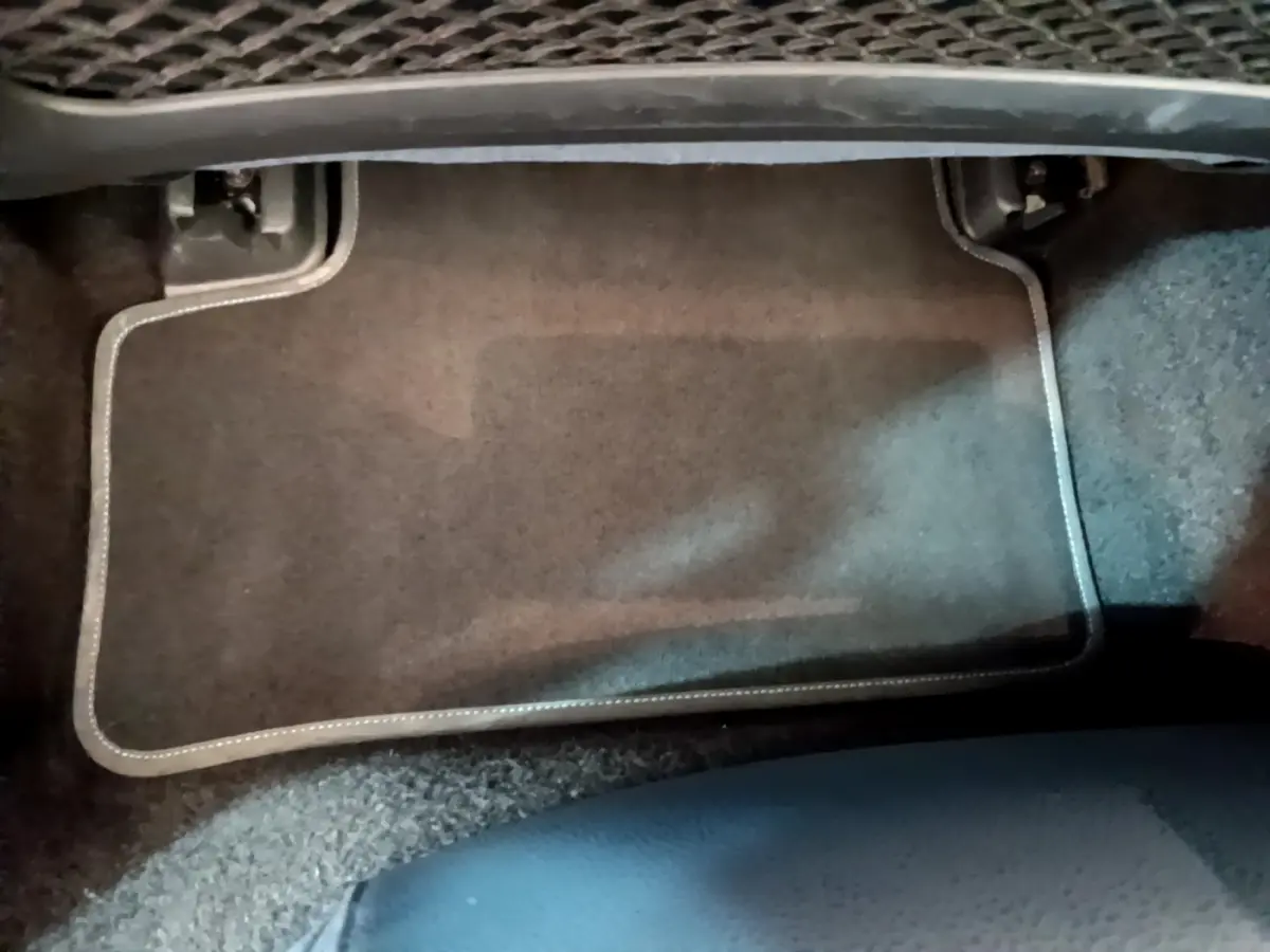 Tapis de sol noir avec surpiqûres blanches côté passager avant d'une Mercedes Classe A gris clair 2020.