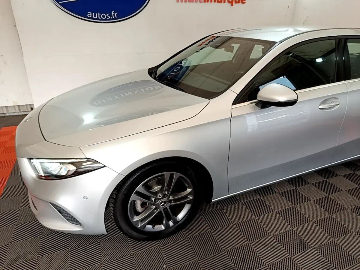 Vue 3/4 avant droit d'une Mercedes Classe A gris clair avec jantes alliage et phares LED ellipsoïdaux.