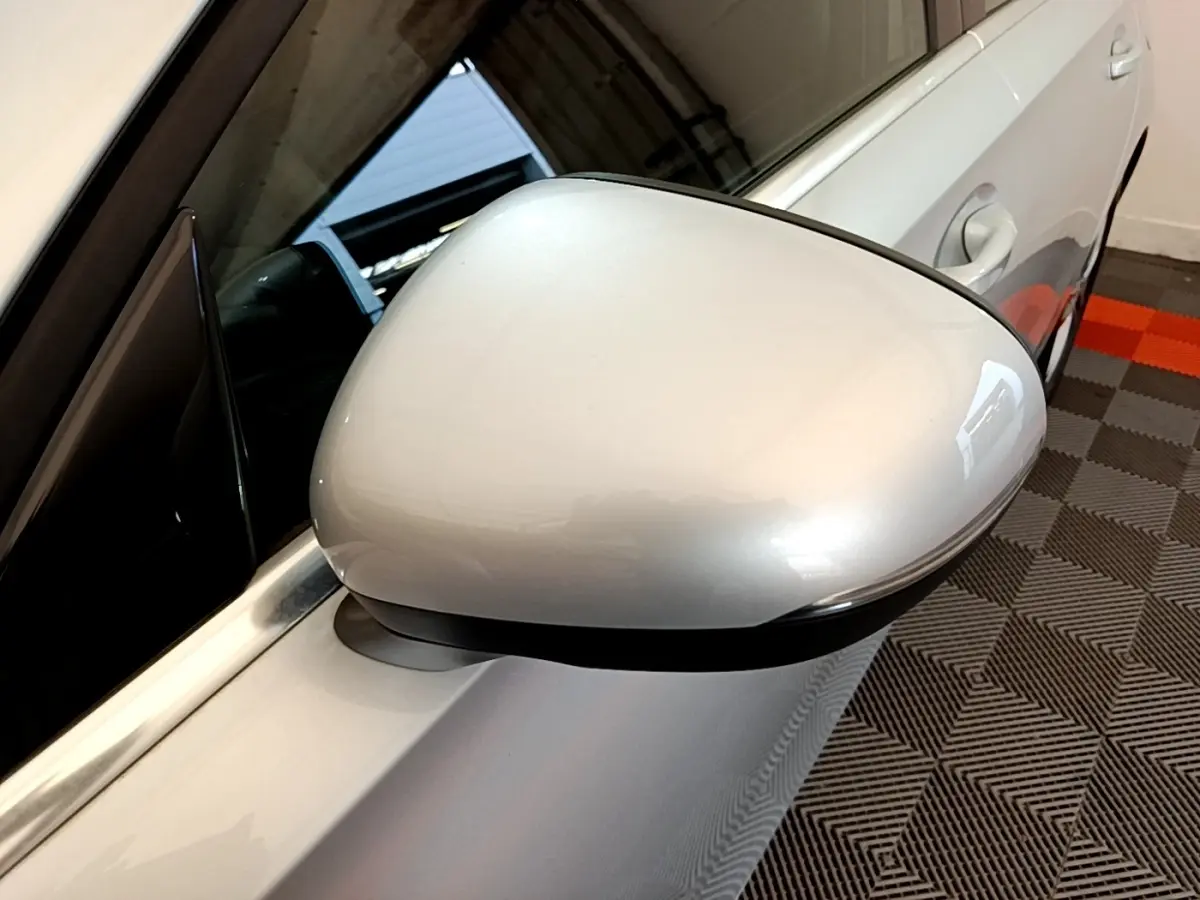 Gros plan sur le rétroviseur côté conducteur gris clair de la Mercedes Classe A 180 d Business Line 2020.