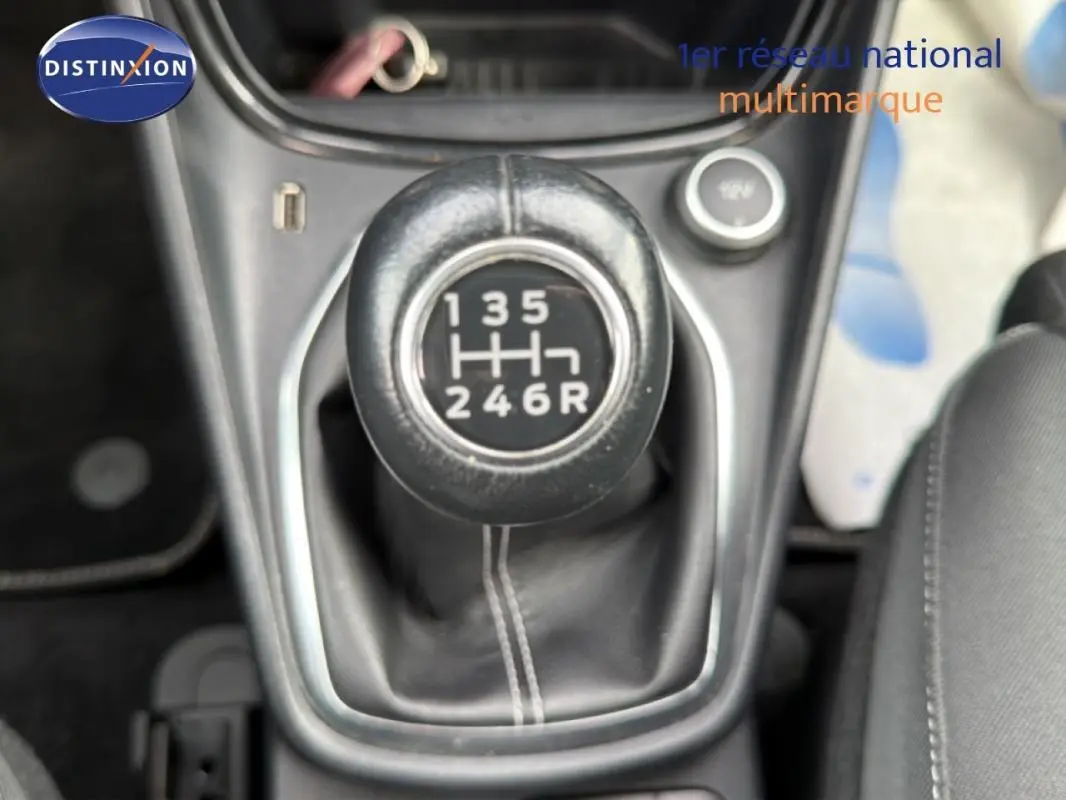 Gros plan sur le levier de vitesses manuel noir de la Ford Puma 2020, entouré de la console centrale.