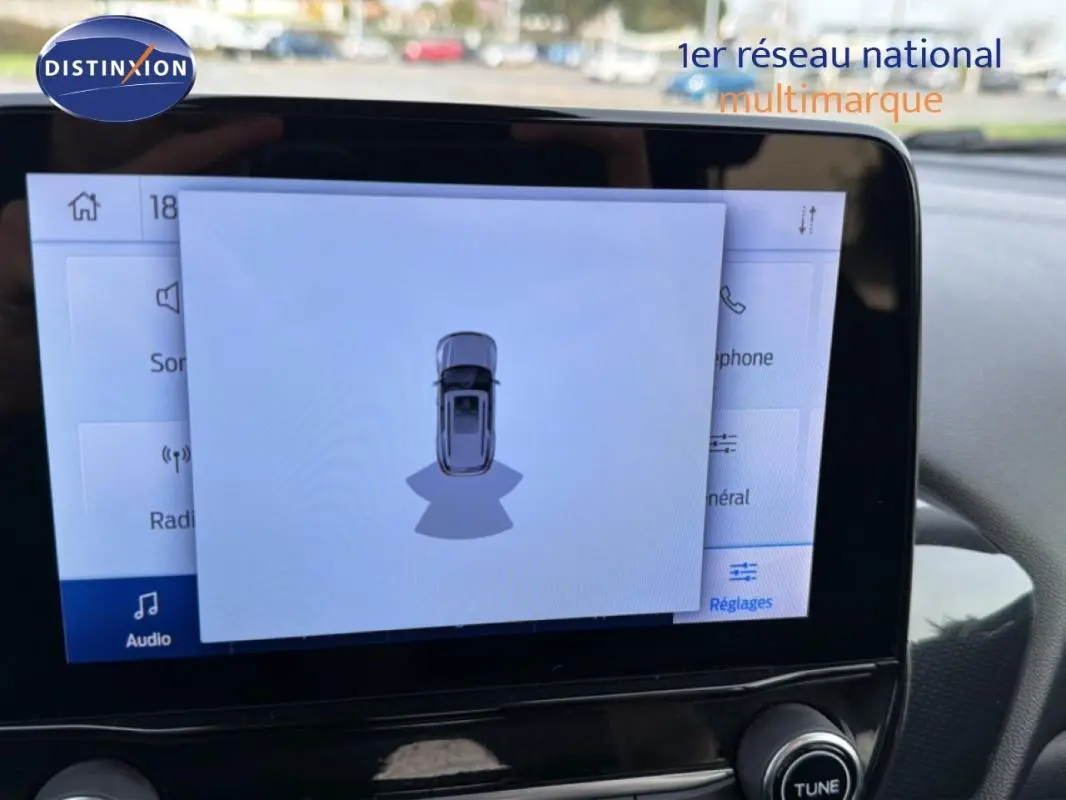 Écran tactile intérieur du Ford Puma blanc 2020 montrant l'alerte de détection autour du véhicule.