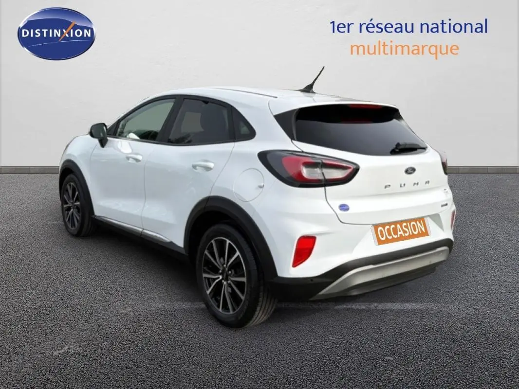 Vue 3/4 arrière droite d'un Ford Puma blanc 2020 avec jantes alliage noires et vitres surteintées.