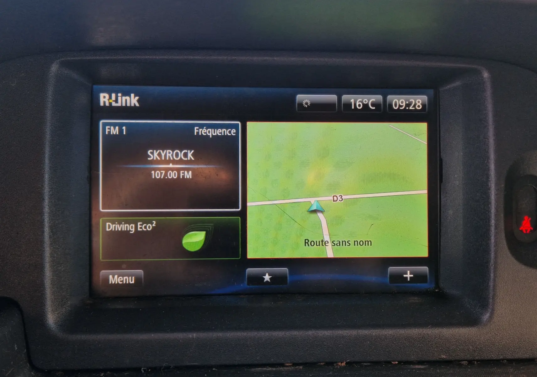 Écran tactile R-Link du Renault Kangoo 2021 affichant la radio Skyrock et la navigation GPS en mode carte.