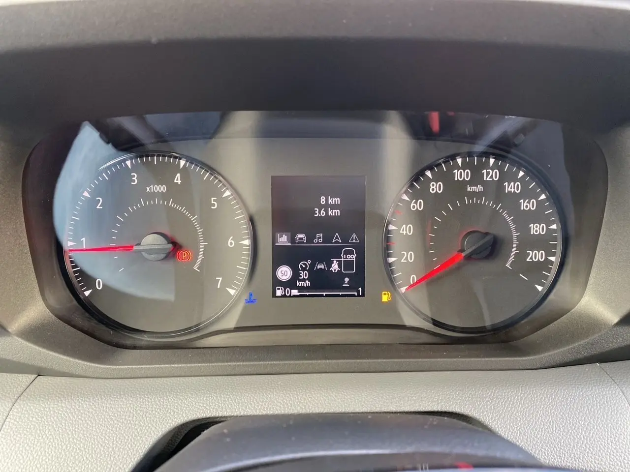 Vue rapprochée du combiné d'instrumentation numérique du Renault Master gris urbain, affichant vitesse et alertes.